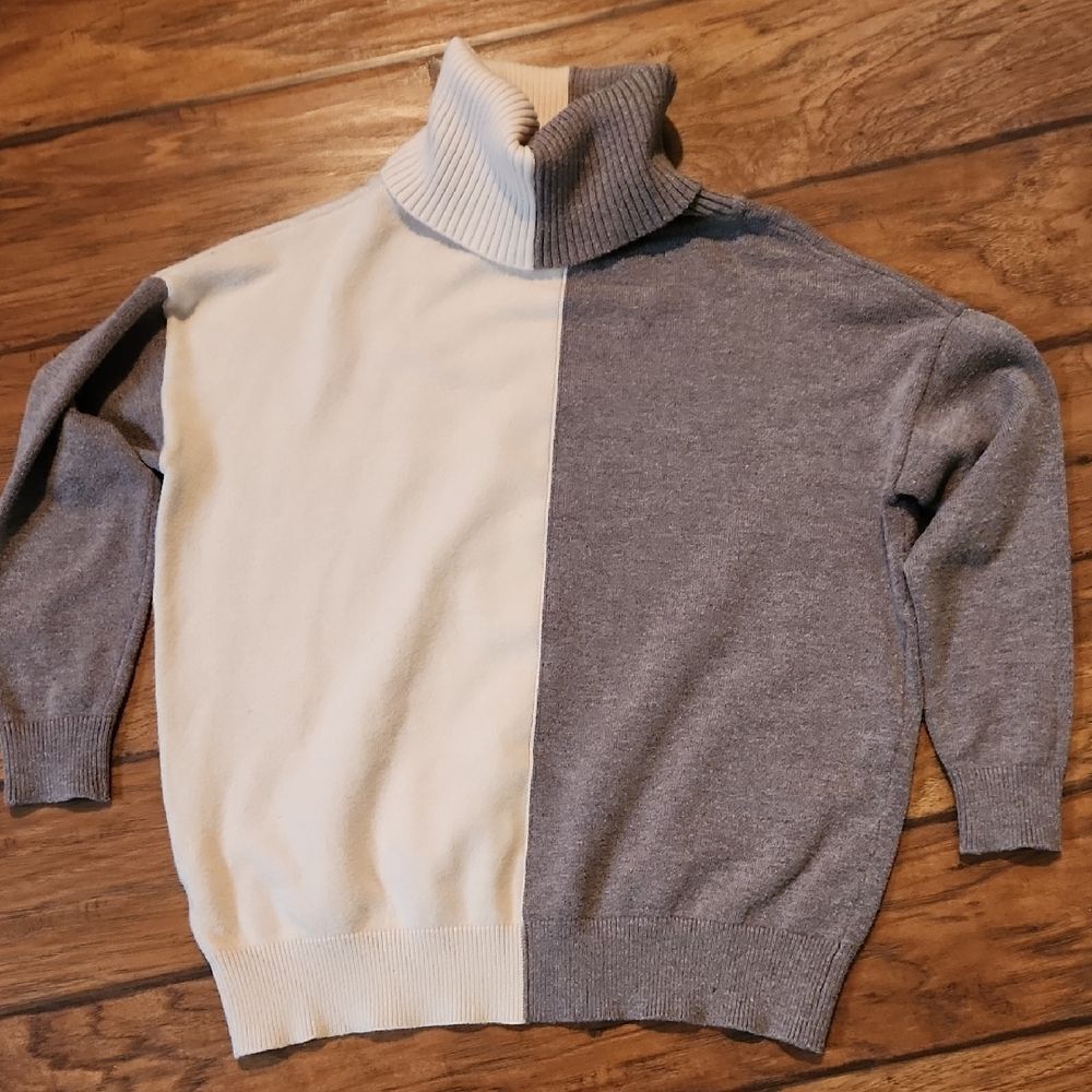 Aaeda Gray and Cream Turtleneck Sweater Womens Small - Picture 3 of 4